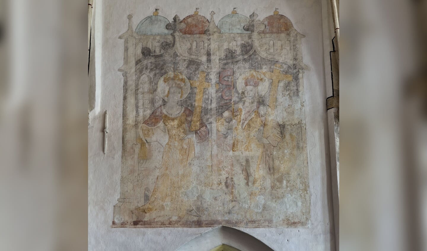 Een van de prachtige muurschilderingen, links de Heilige Helena, patroon van de Oude Helenakerk. Foto: Chris Booms