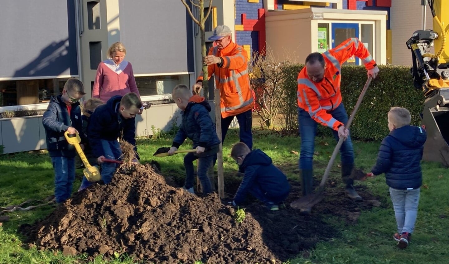 Bomen planten bij school. Foto: PR