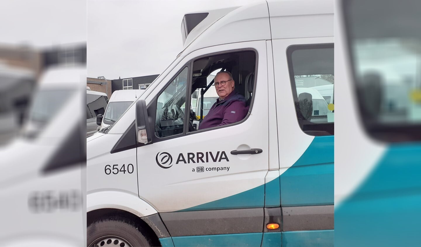 Henk van den Berg rijdt als vrijwilliger in de buurtbus. Het is maar een van de activiteiten die hij als vrijwilliger doet. Foto: aangeleverd