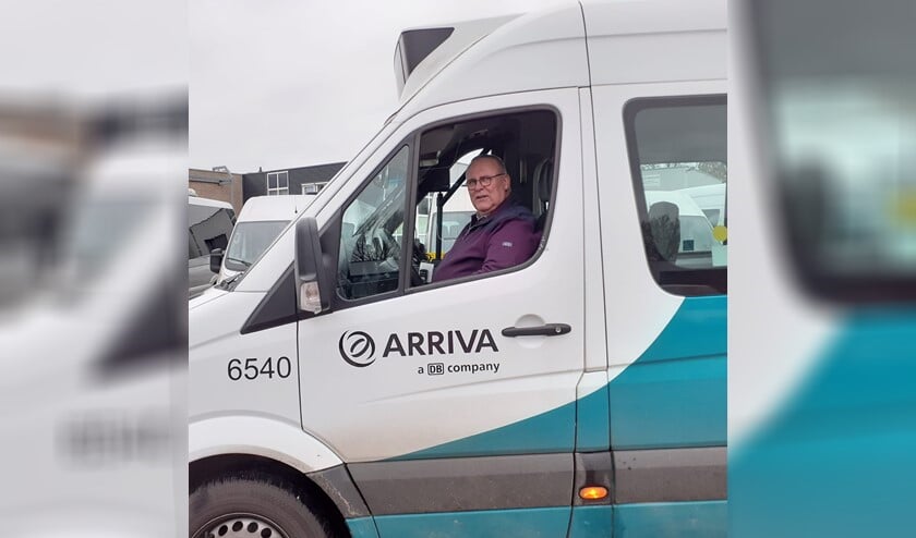 Henk van den Berg rijdt als vrijwilliger in de buurtbus. Het is maar een van de activiteiten die hij als vrijwilliger doet. Foto: aangeleverd