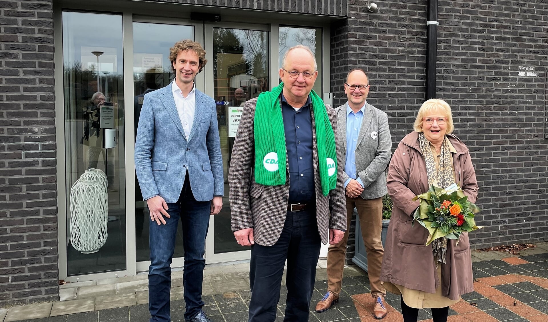 De eerste vier kandidaten van het CDA met lijsttrekker Henk Datema (met sjaal). Willem Achtereekte (2e van rechts) is de nummer 2 en Pieter Bas ter Maat staat 3e. De 4e plek is voor Eelke Meijer. Foto: Henri Bruntink 