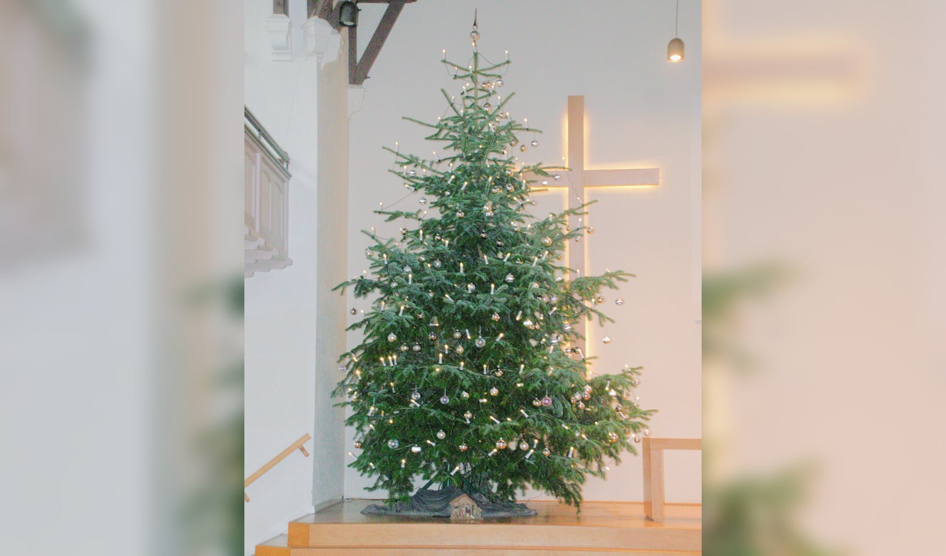 De kerstboom in de Zonnebrinkkerk. Foto: Ans ter Horst