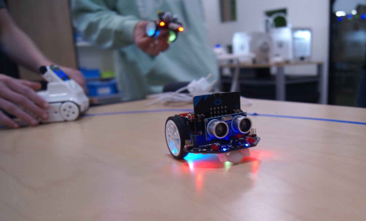 Leerlingen zijn aan de slag met robots. Foto: Eva Schipper
