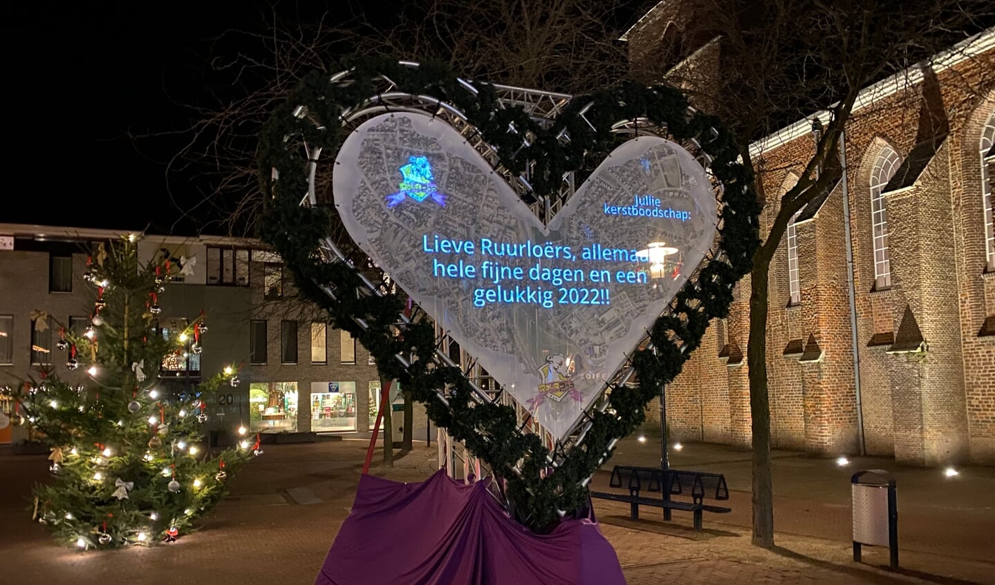 Het hart met liefdevolle boodschappen op het Kerkplein in Ruurlo, een actie van Reurpop. Foto: PR