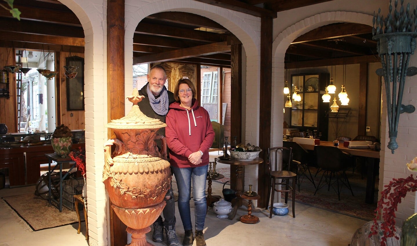Kees en Yvonne de Vaal in de sfeervolle BroQante winkel. Foto: Marlous Velthausz