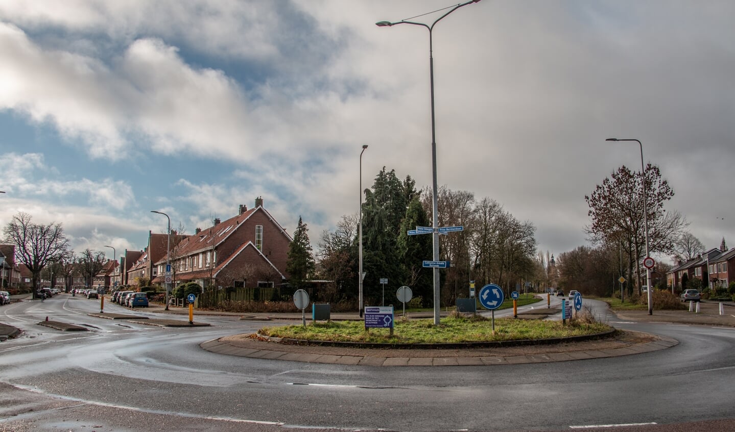 De Catharina-Amalia Rotonde in Zutphen verbindt de Prins Bernhardlaan en de Kleine Omlegging; ernaast de Koningin Julianalaan. Foto: Liesbeth Spaansen