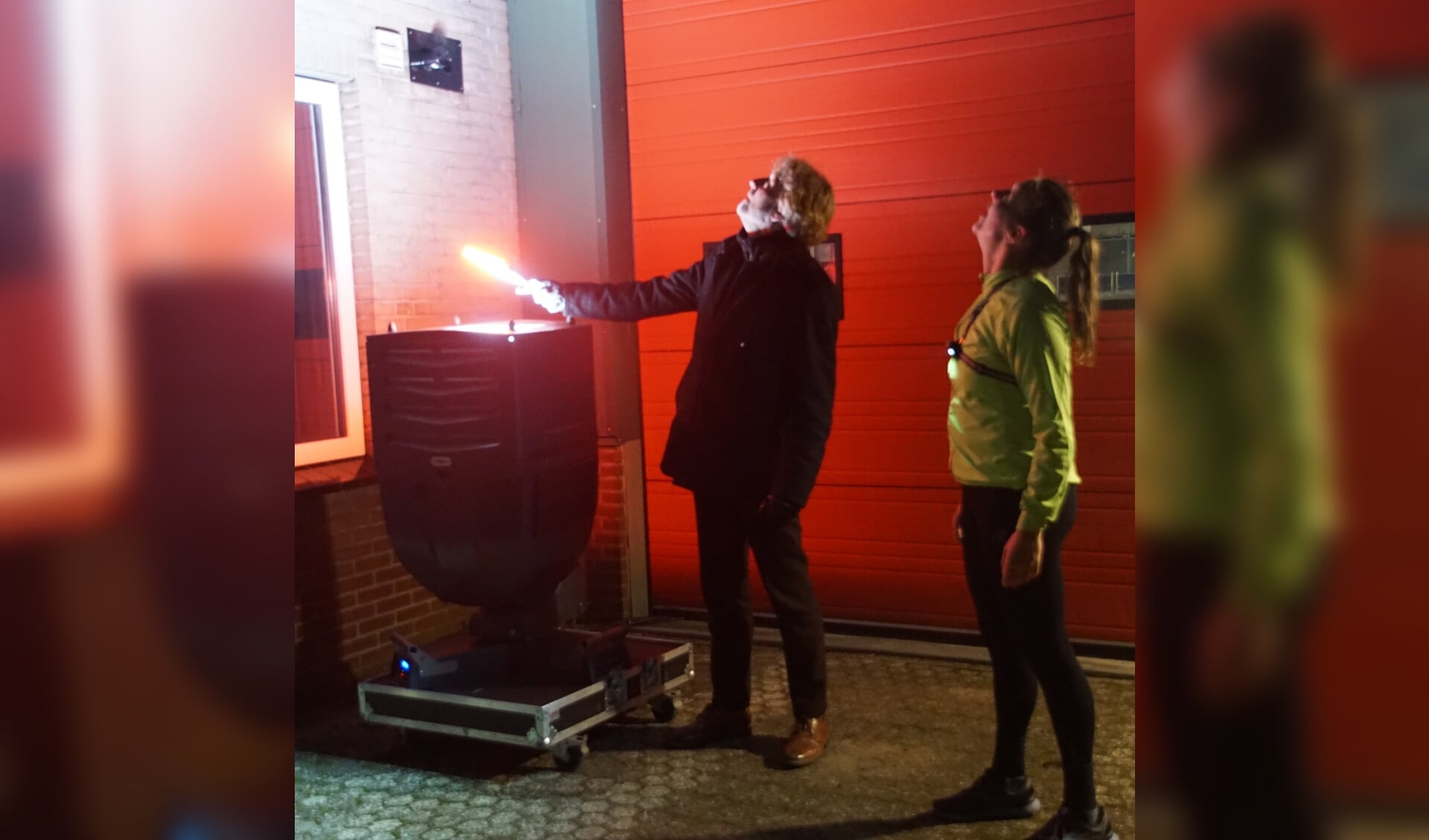 Burgemeester Stapelkamp met Juliëtte Hofman steken de lamp aan in Dinxperlo. Foto: Frank Vinkenvleugel