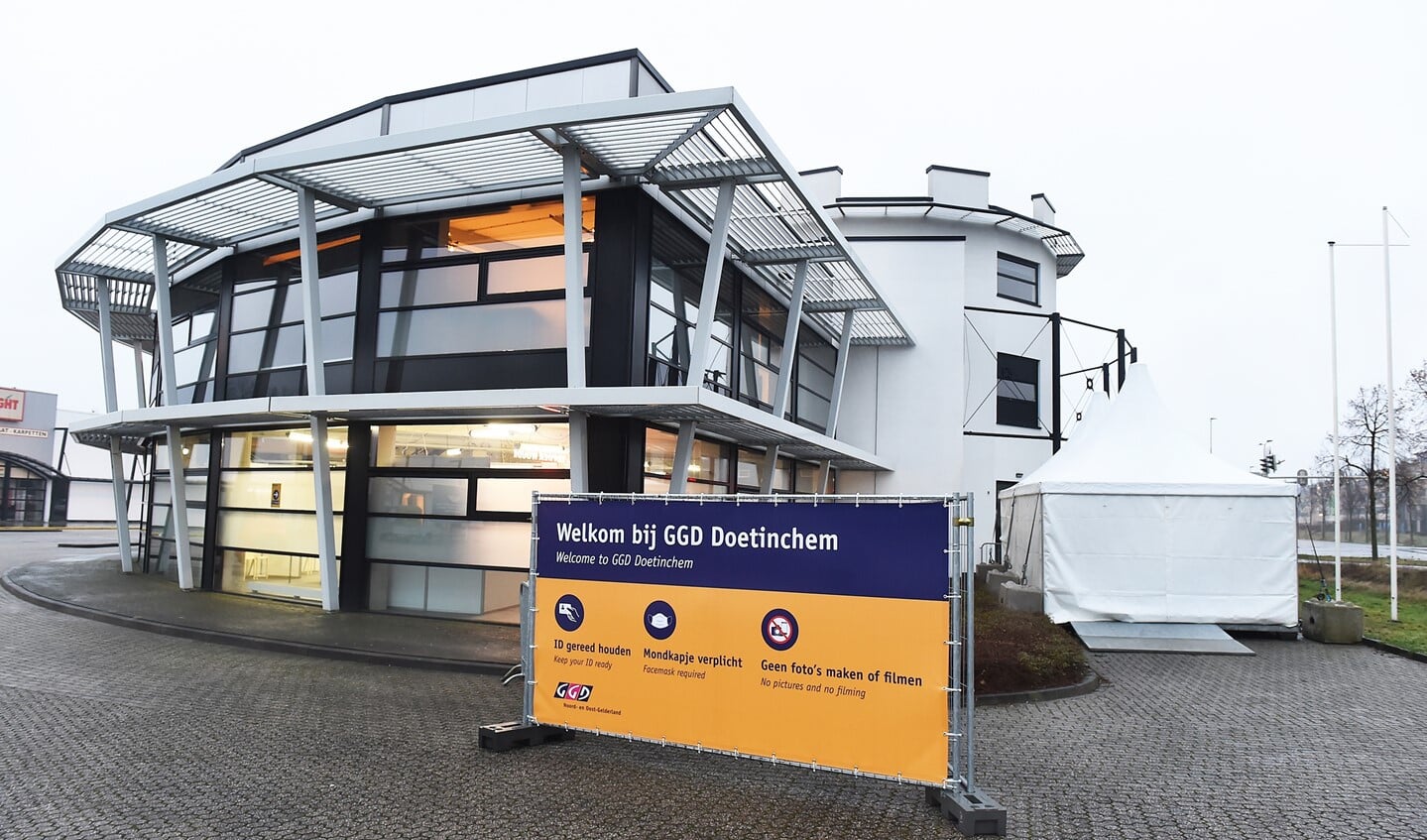 De GGD opent binnenkort een vaccinatielocatie in voormalige lampenwinkel van Wormskamp op de Woonboulevard Oost in Doetinchem. Foto: Roel Kleinpenning