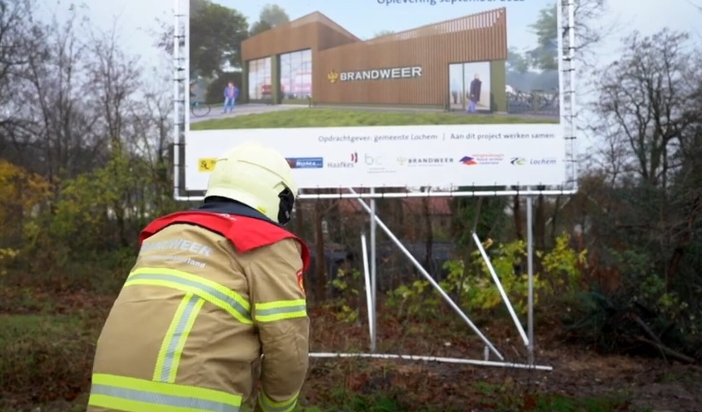 Beeld uit het filmpje waarin Freddie Heuvelink, postcommandant van de brandweer in Almen, het startsein geeft voor de nieuwbouw. 