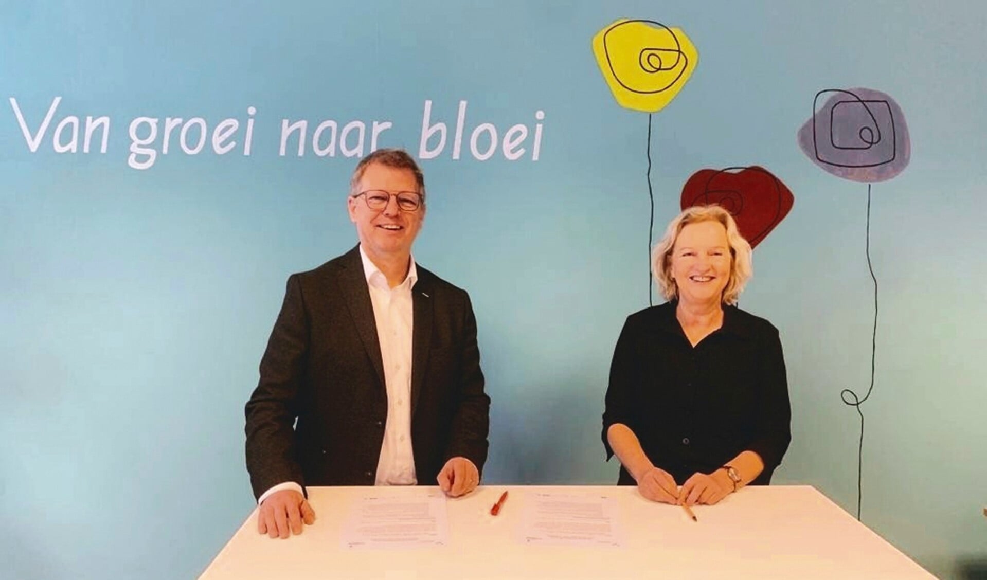 Pascal Kamperman (AiB) en Ans Romeijn (Humankind) ondertekenen het partnerschap. Foto: PR