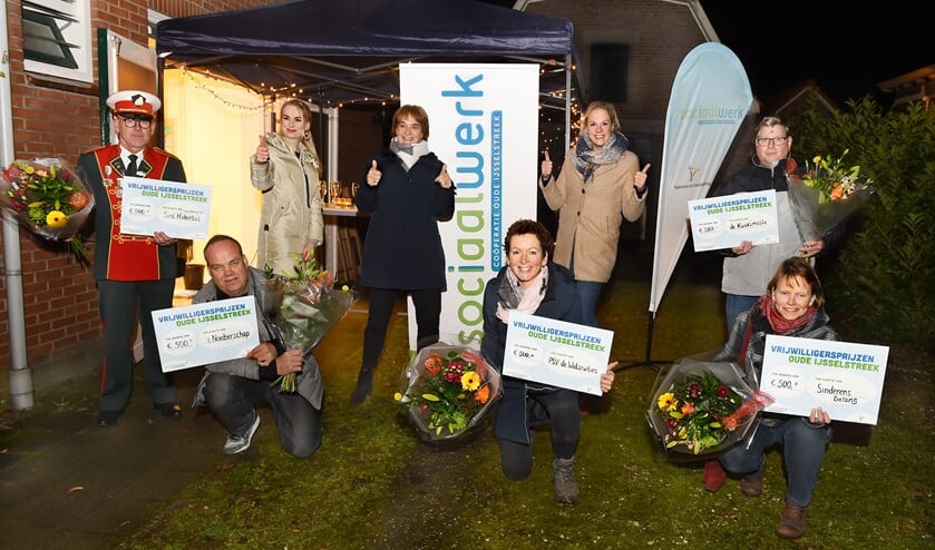 De prijswinnaars met Sofie Aalderink, Marieke Overduin en Annet Heersink. Foto Roel Kleinpenning