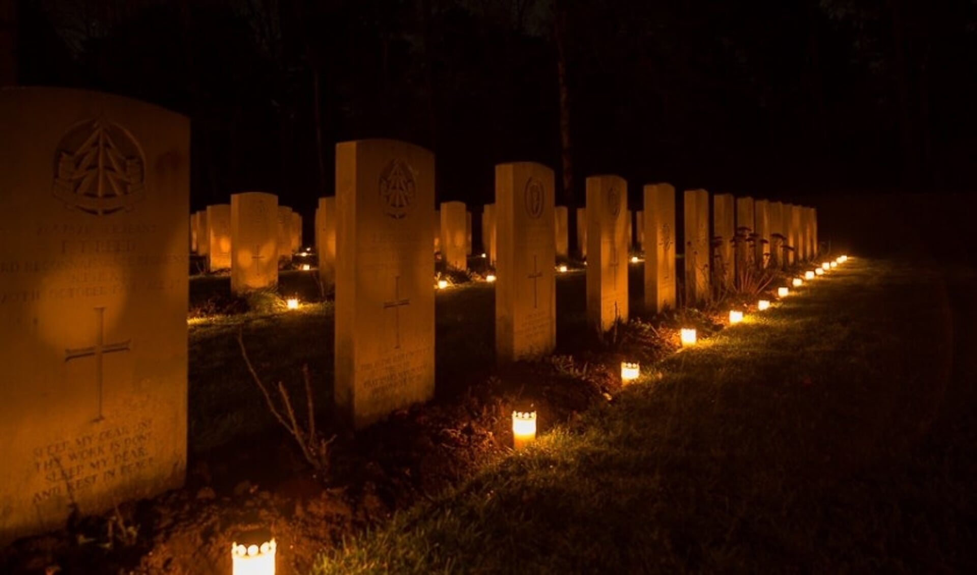 Oorlogsgraven met lichtjes in Holten. Foto: PR
