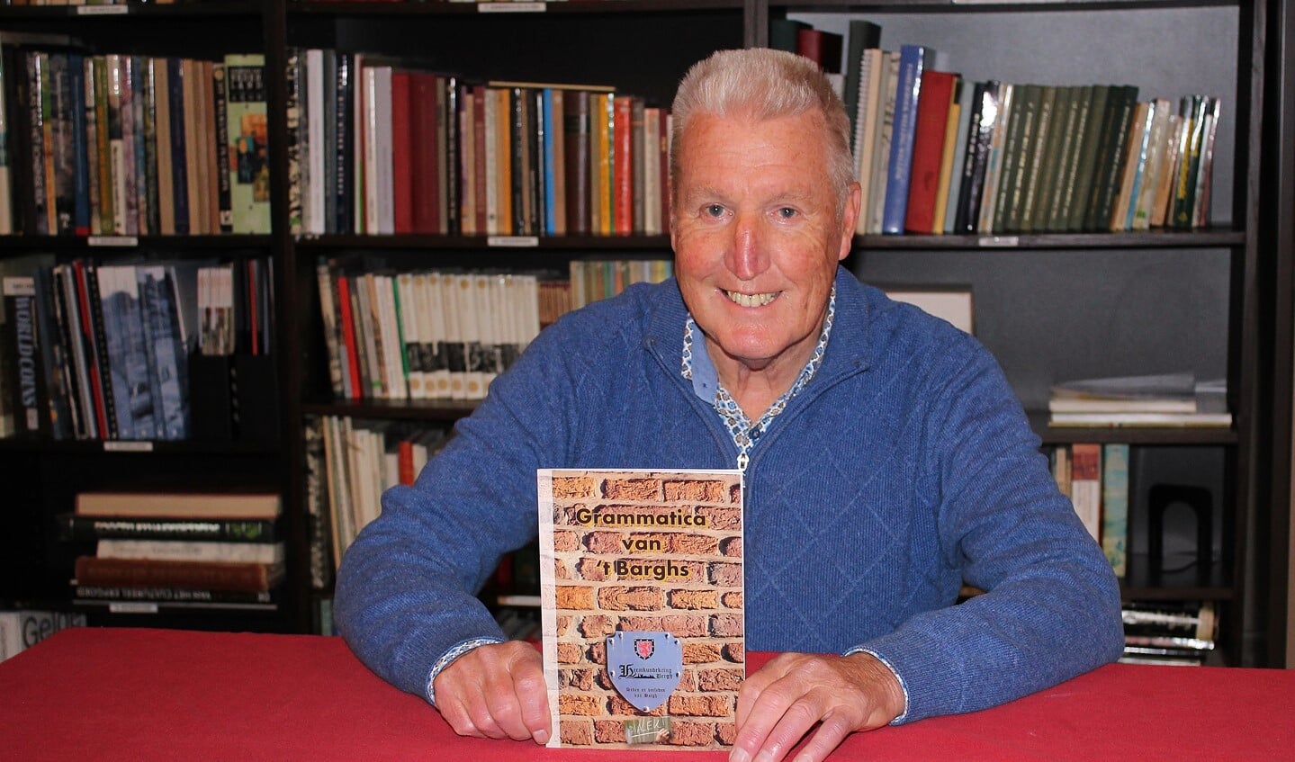 Harry Derksen met het boekje Grammatica van ’t Barghs. Foto: Marlous Velthausz