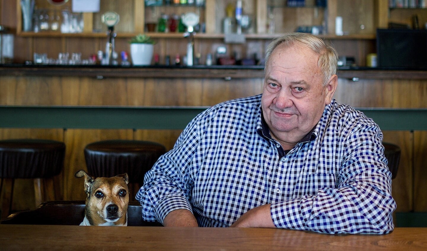 Jos Herfkens met zijn hondje Smous in zijn vertrouwde omgeving. Foto: Jan Ruland van den Brink