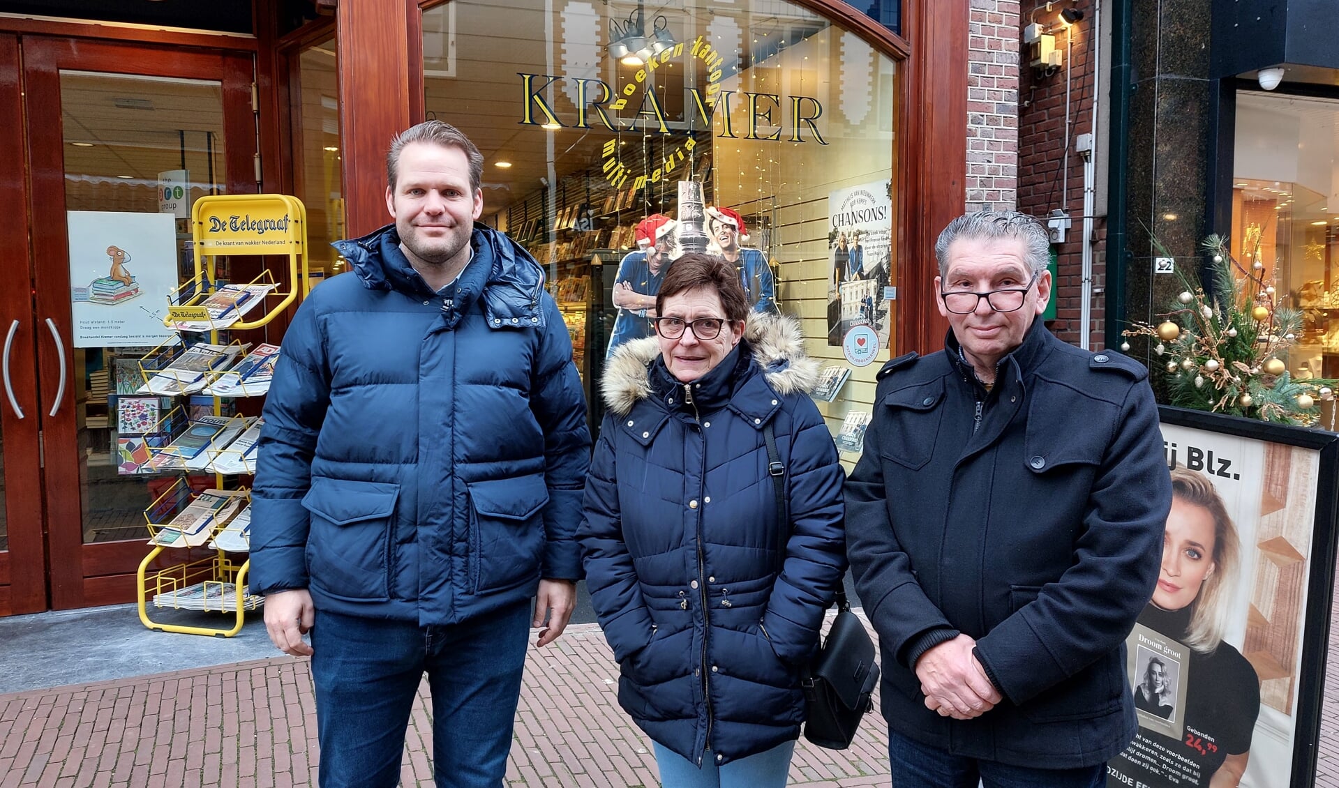Vlnr: Arjan Gorsseling, Carla en Gerard van Vuuren voor boekhandel Kramer. Eén van de verkooppunten. Foto: Han van de Laar