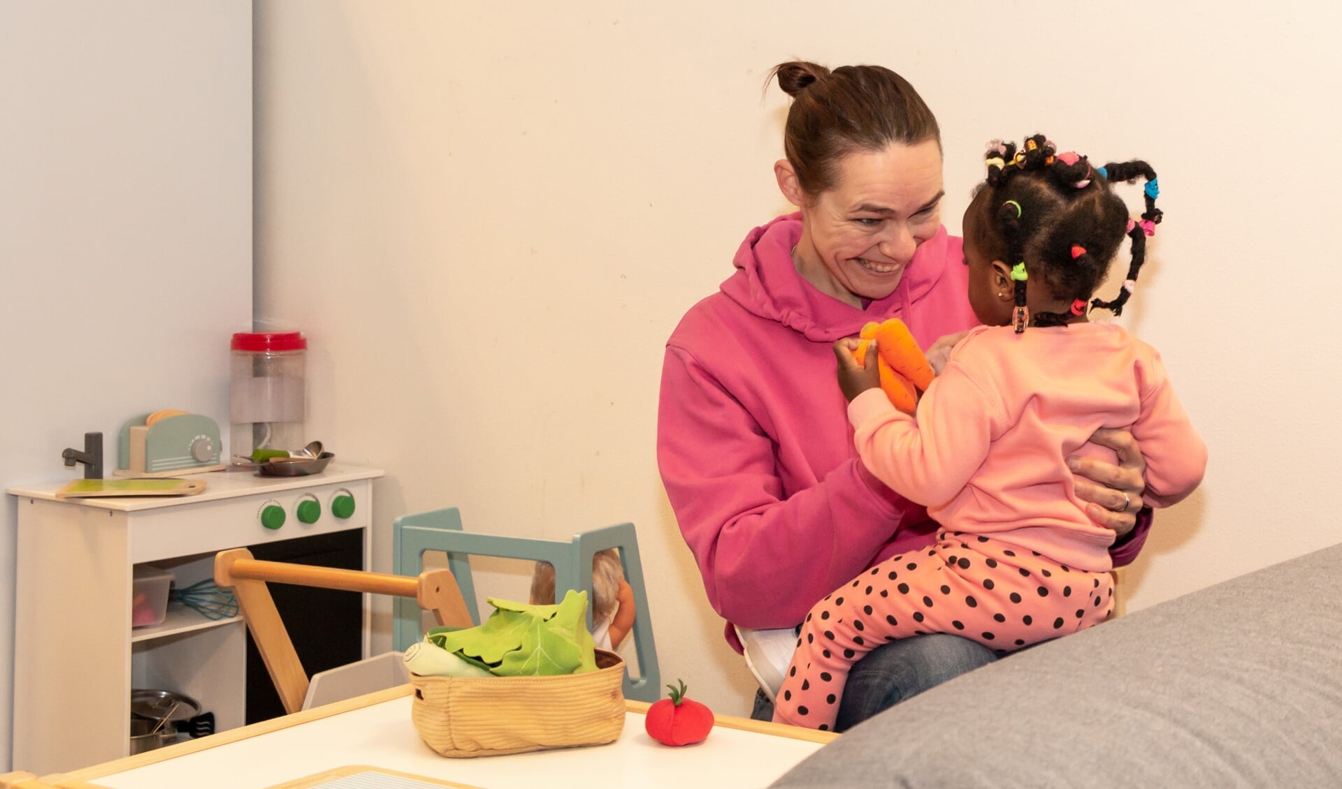 Pedagogisch medewerker Marga Blok van Kindernet in de kinderopvang in het Asielzoekerscentrum in Zutphen. 