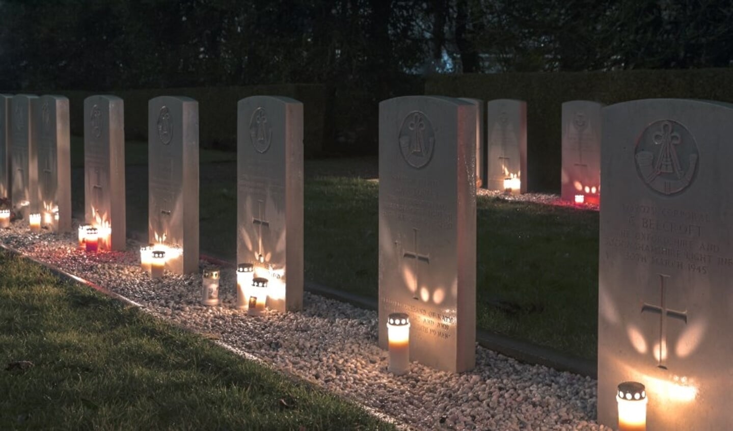 Lichtjes bij oorlogsgraven in Winterswijk. Foto: PR