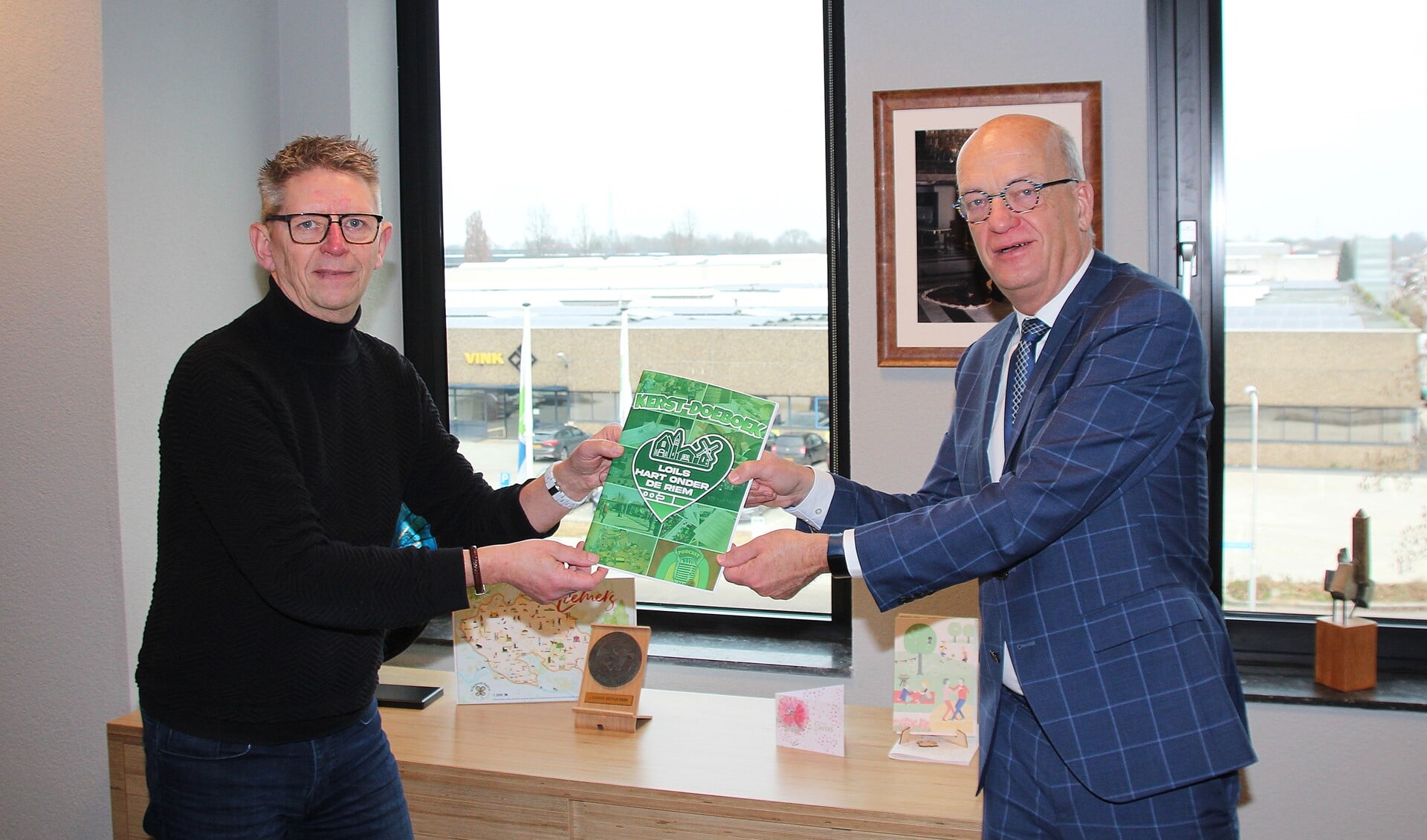 Frank Gies (links) geeft het boek aan burgemeester De Vries van de gemeente Montferland. Foto: Tonnie Peters