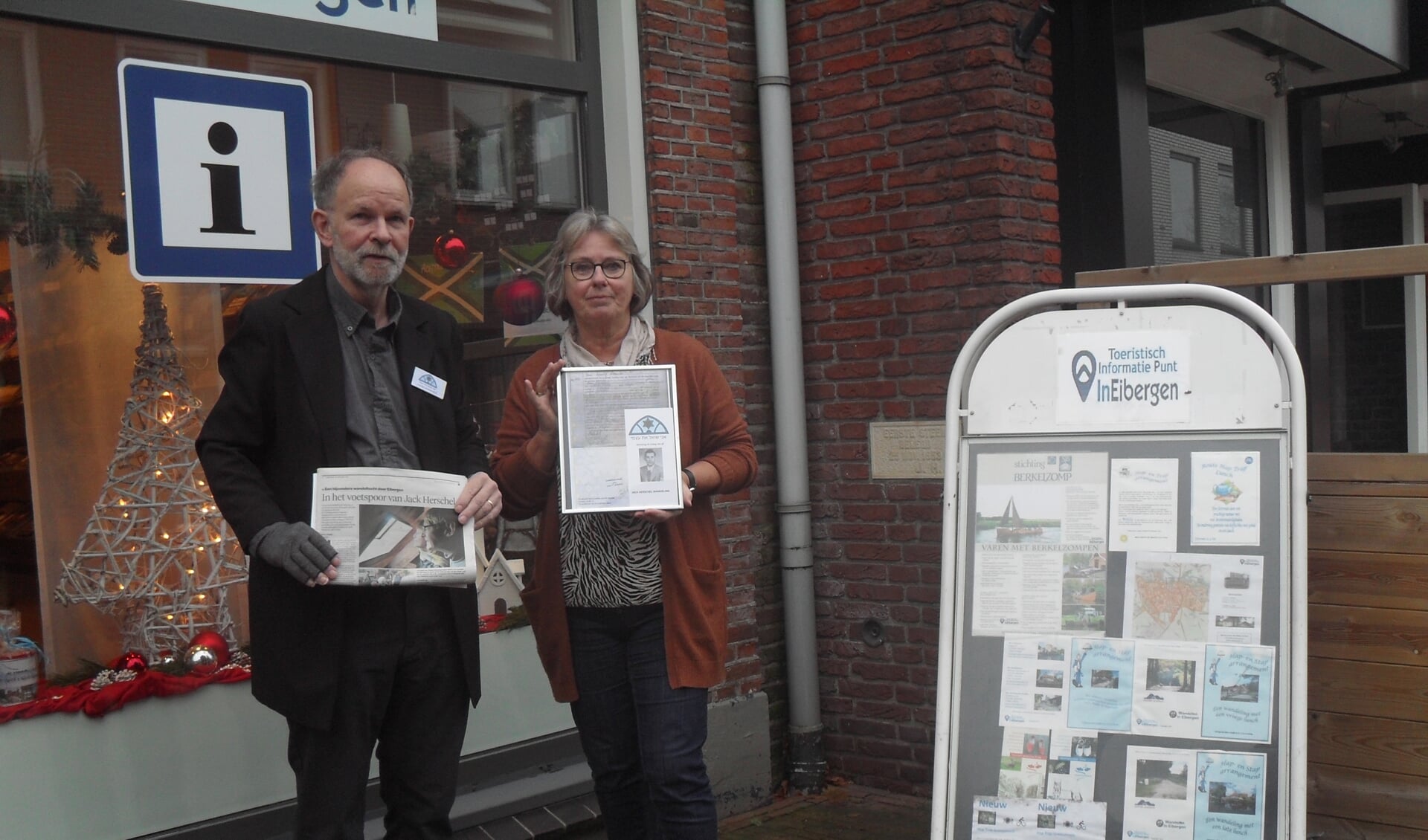 Overhandiging van de Jack Herschel-Wandeling door Bert Smeenk aan Imelda te Vaanholt-Wielens van de TIB. Foto: PR