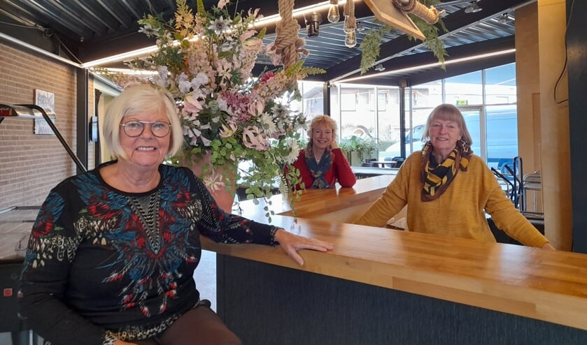 <p>Team Vrijwillige Zorg Anneke Abbing, vrijwillige coördinator (links), Helene den Breeker, mantelzorgconsulent en Korrie Dijksterhuis, vrijwillige coördinator. Foto PR</p>