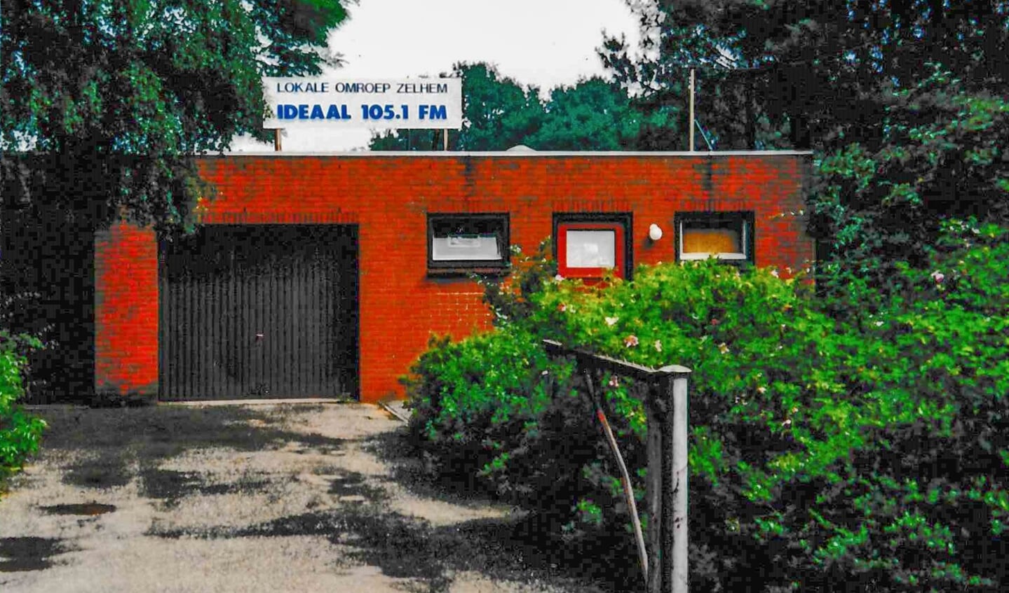 De eerste studio van Radio Ideaal, dertig jaar geleden, in de garage van Dennenlust. Foto: Archief Radio Ideaal