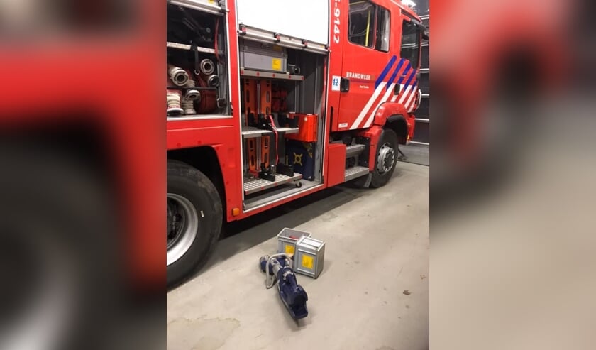 <p>Uit een van de voertuigen werden een een spreider, rammen en bijbehorende accu’s gestolen. Foto: Brandweer Vorden. </p>
