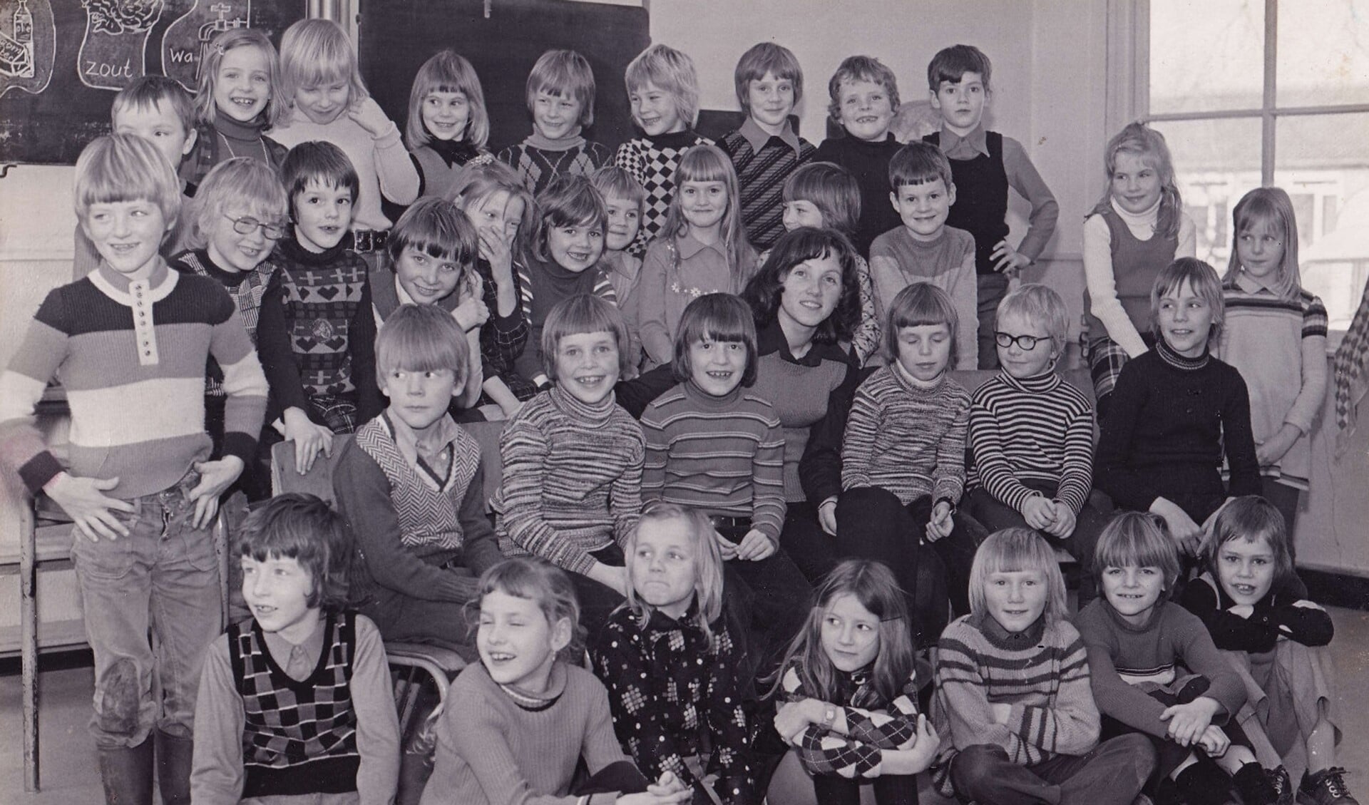 Tweede klas van basisschool Sint Martinus uit 1974.