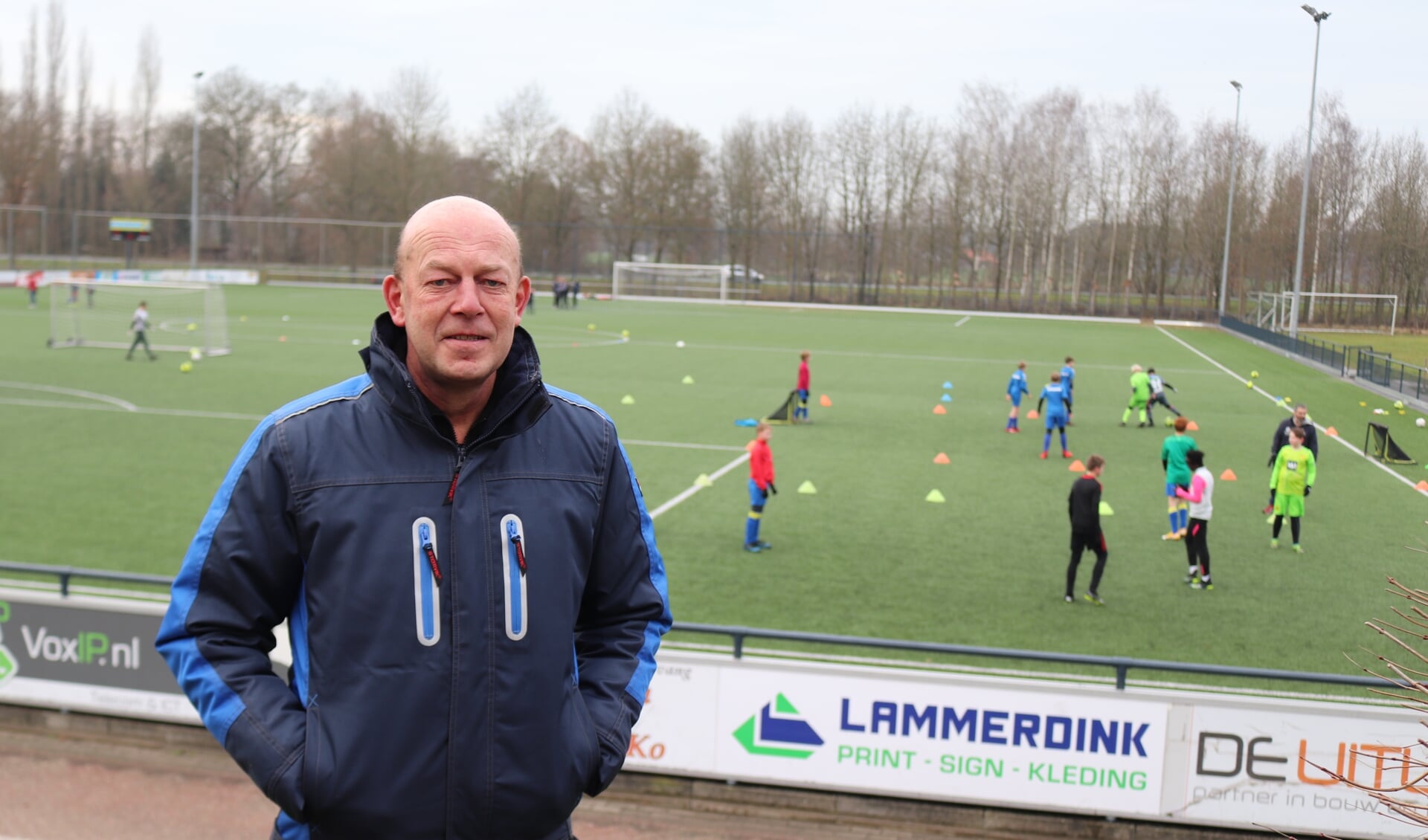 Ronald Meurs is één van de vrijwilligers die als beheerder zorgen dat het sportterrein van Sportclub Lochem voor alle jongeren open is. Foto: Arjen Dieperink