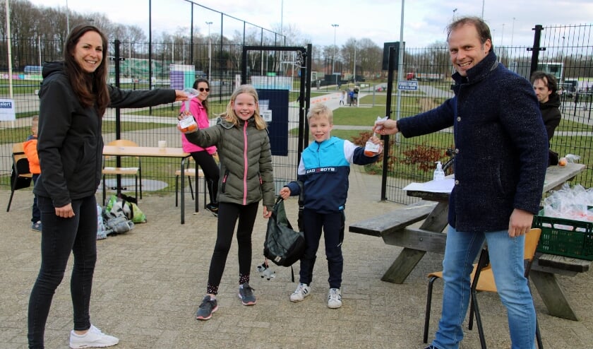 Elena Kock en Hans te Lindert delen de zakjes fruit uit aan de kinderen. Foto: Lydia ter Welle