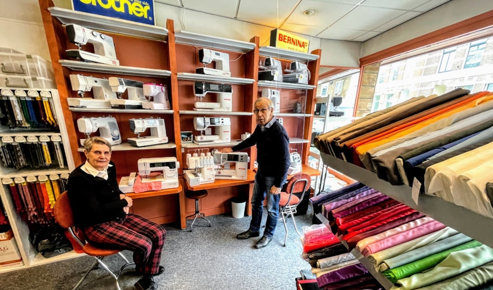 Magda en Martin Borgonjen in hun winkel die 50 jaar bestaat. Foto: Henri Bruntink