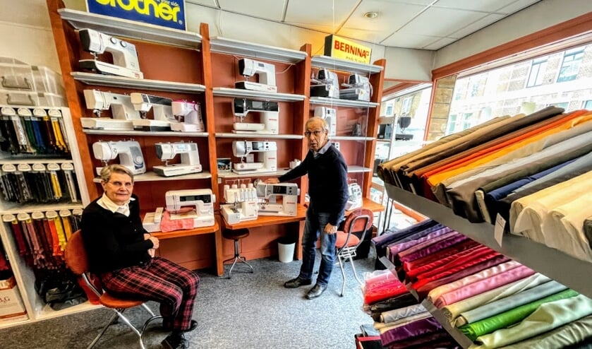 Magda en Martin Borgonjen in hun winkel die 50 jaar bestaat. Foto: Henri Bruntink