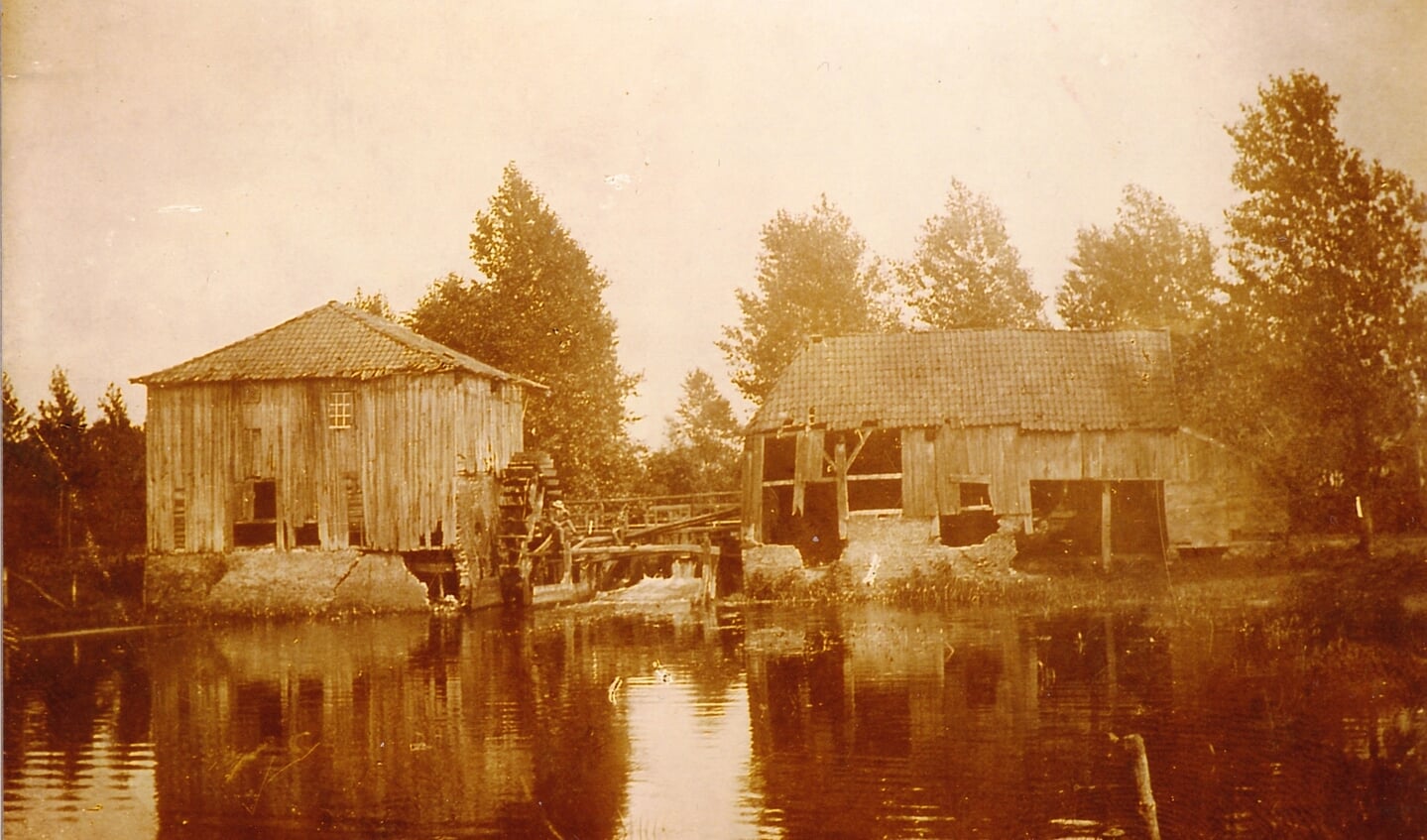 De - al deels vervallen - watermolen, gefotografeerd net voor de afbraak in 1895. Foto: collectie Leo van der Linde
