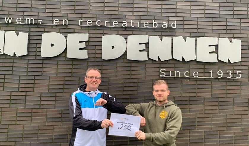 <p>Badmeester Frank Loda (l) neemt de cheque in ontvangst uit handen van Bob Kok. Foto: PR</p>