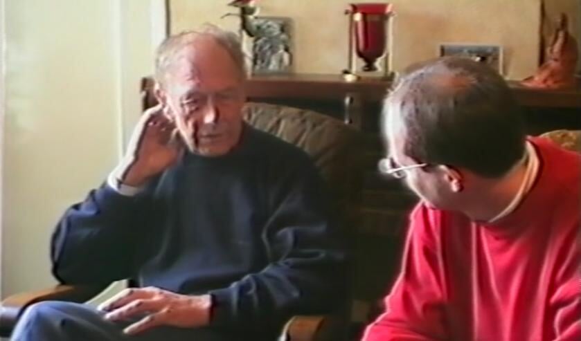 <p>Een fragment uit de indrukwekkende herdenkingsvideo; Hier Joop Kruip (links) in gesprek.</p>