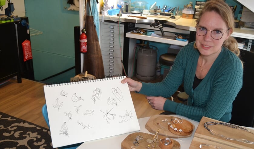 Sonja Arentsen met schetsen en sieraden die zij heeft gemaakt. Foto: Karin Stronks