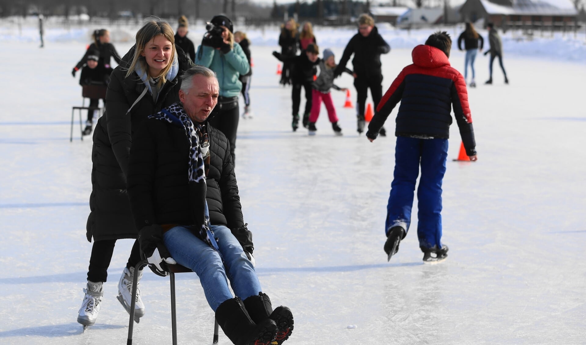 Martien Meiland laat zich liever door dochter Montana op een stoel over de schaatsbaan duwen. Foto: Achterhoekfoto.nl/Albert Schreuder