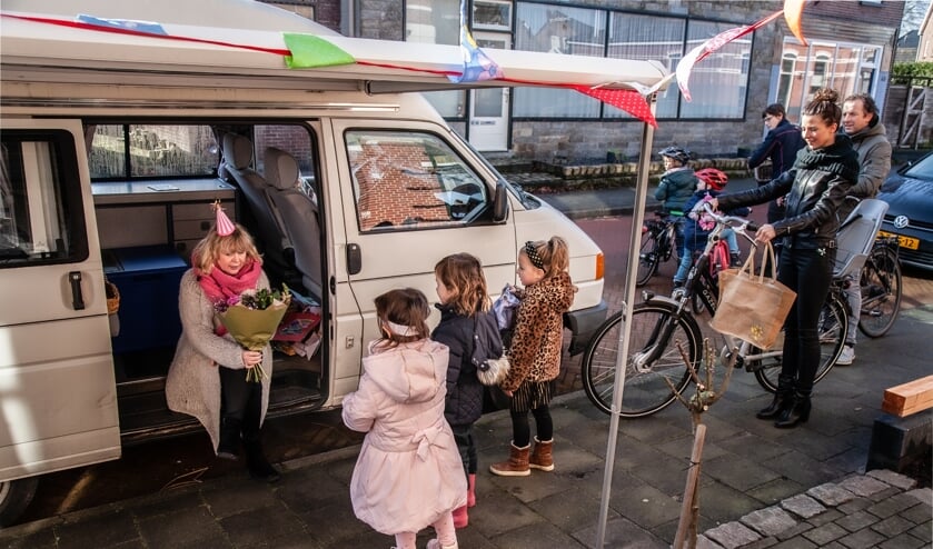 <p>Kinderen geven Juf Annemieke een prachtige bos bloemen. Foto: Don Voogt</p>