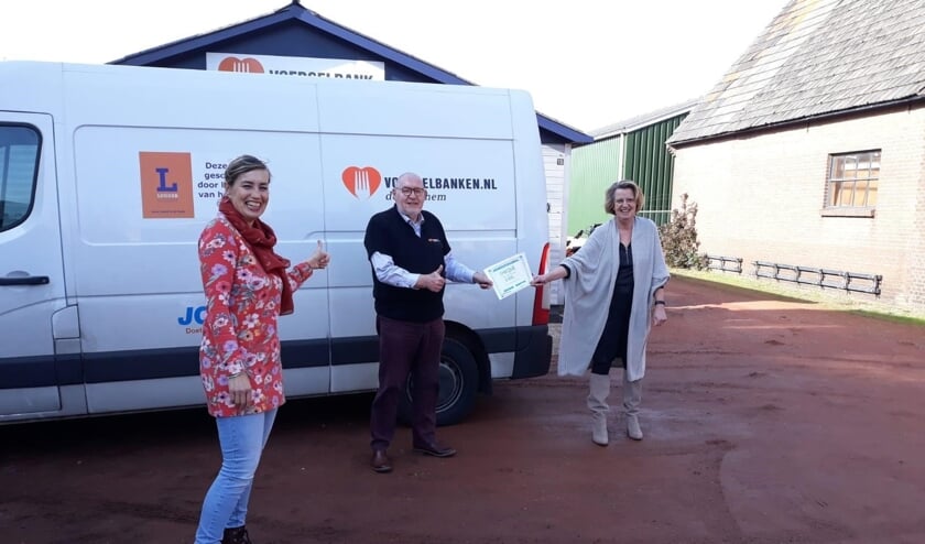 <p>Jaap Flokstra (Voedselbank Doetinchem), Angeline Menkhorst en Maurice Wassink (C-K-Club v.d. Lambertikerk gemeente) bij het voedselloket in Zelhem. Foto: Marti Menkhorst</p>
