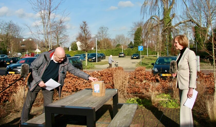 <p>Benno Voorhuis geeft acht doosjes KRACHT met bijbehorende brandbrief aan burgemeester Bronsvoort. Foto: OFL</p>