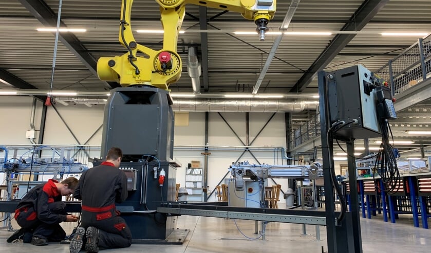 De deuren van AT Techniekopleidingen gaan letterlijk, maar wel op afspraak, open voor geïnteresseerden. Foto: PR