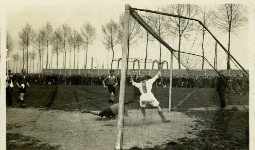 <p>Be Quick in 1928: Nadat Lebbink hard op de paal heeft geschoten, snelt Michielsen toe om het tweede doelpunt voor Be Quick te scoren. Foto: collectie Erfgoedcentrum Zutphen</p>