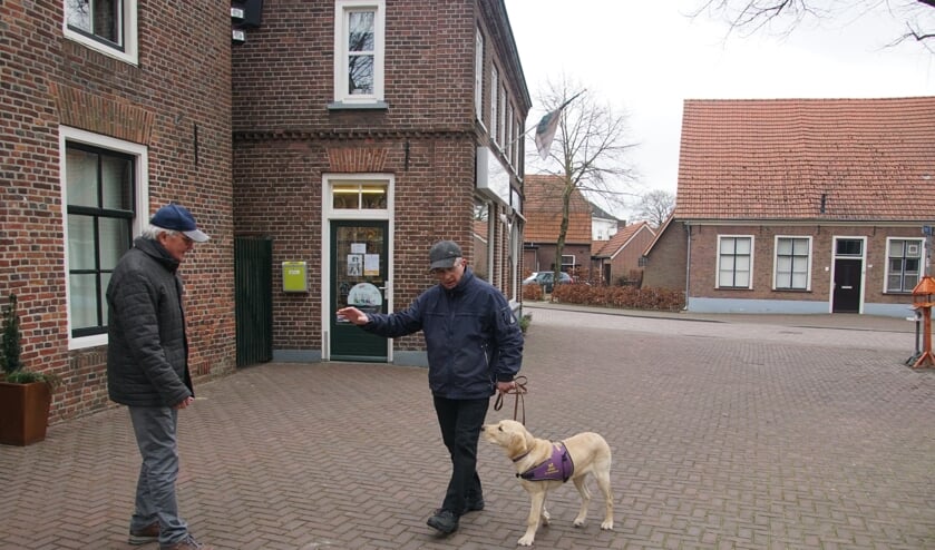 Wim Derksen onderweg met Kuvas, die zijn dekje draagt. Dat is het teken dat de hond 'aan het werk' is en niet mag worden afgeleid. Foto: Frank Vinkenvleugel