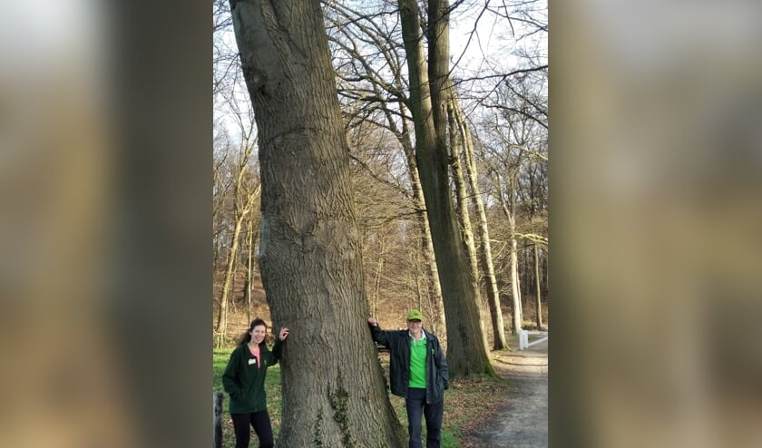 <p>Dissl Lalleman en Homme Siebenga bij het startpunt van de wandelroute op de Lochemse Berg. Eigen foto</p>