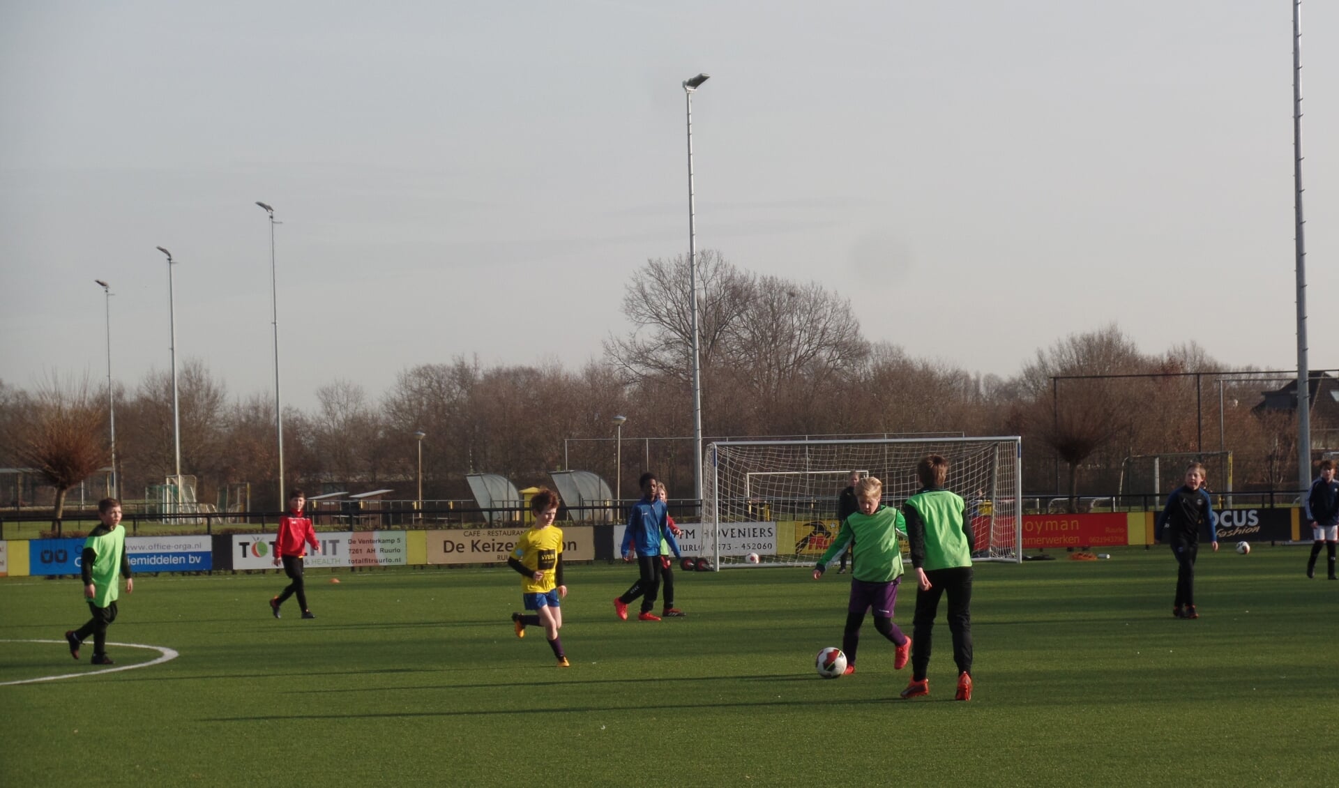 Met veel enthousiasme spelen de jeugdleden van VV Ruurlo momenteel een onderling mix toernooi op sportpark ‘t Rikkelder. Foto: Jan Hendriksen