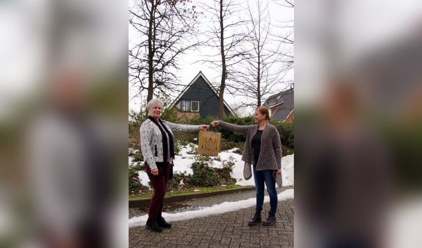 <p>Marijke Penterman (links) ontvangt haar prijs van Achterhoek Nieuws-medewerkster Inge Flamma. Foto: Anouk Kots</p>