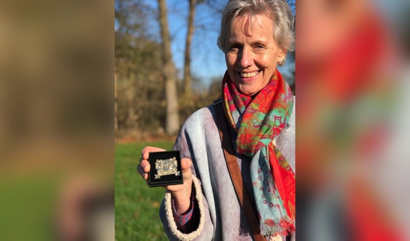 <p>Nel van der Meulen ontving een vergulde broche voor haar vrijwilligerswerk. Foto: PR</p>