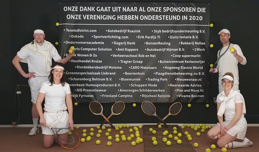 Carlo Oosterbeek, Leon Nieuwenhuis, Myrel Raaben en Johanne Hetzel organiseren de online Tennisbingo.
Foto: L. Nieuwenhuis