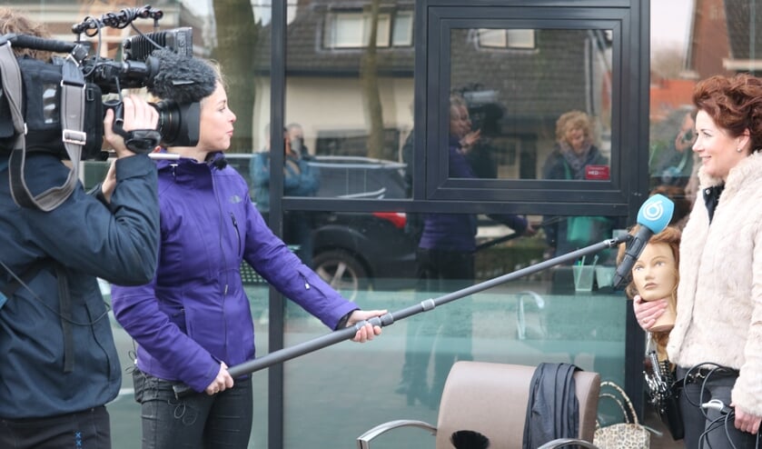 <p>Erica Holterman van Haarsalon Figaro werd geïnterviewd door SBS 6. Foto: Arjen Dieperink</p>