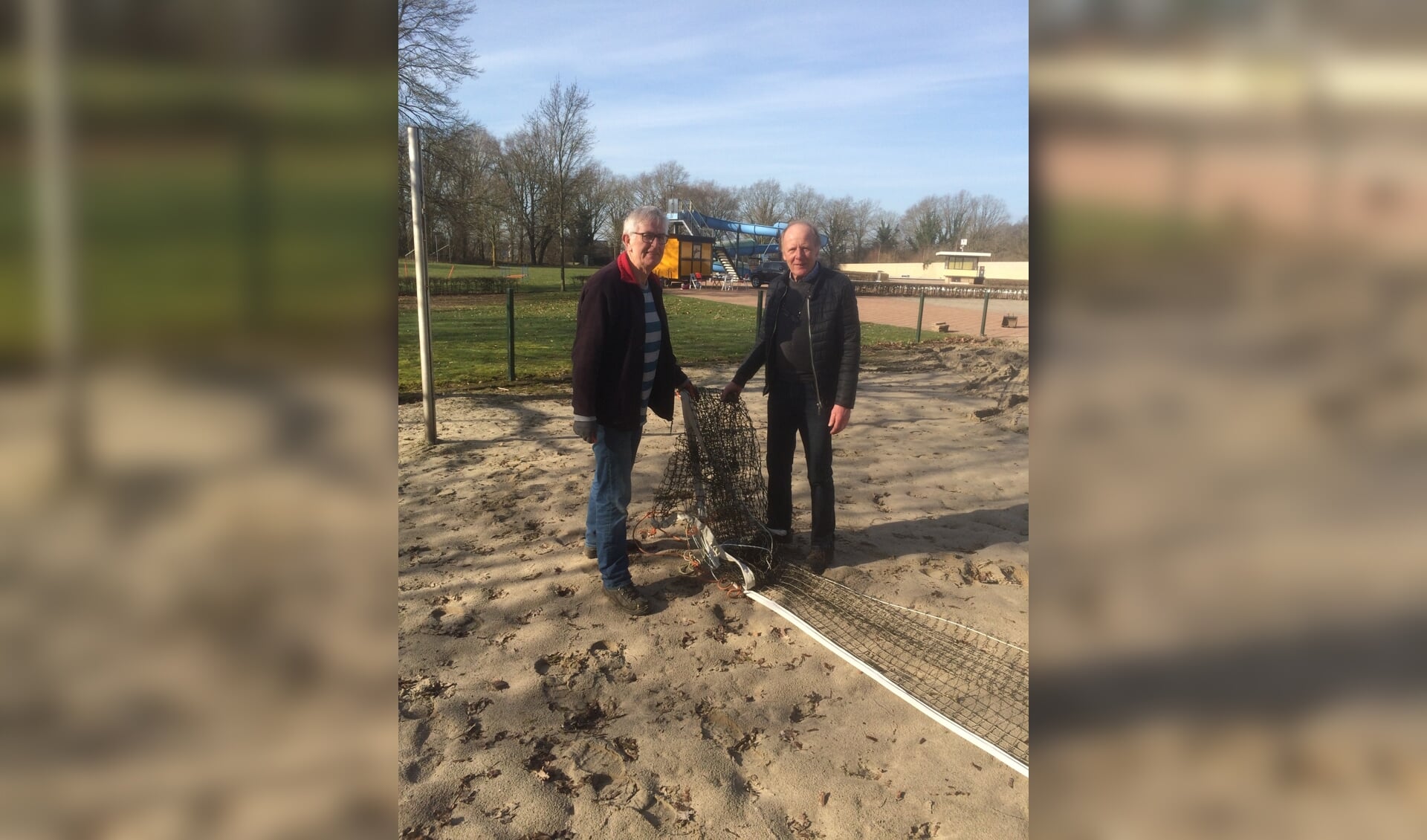 Johan Cerneus (links) en Rinus Bolster ruimen alvast het oude volleybalnet op. Foto: Bert Dijkhuizen