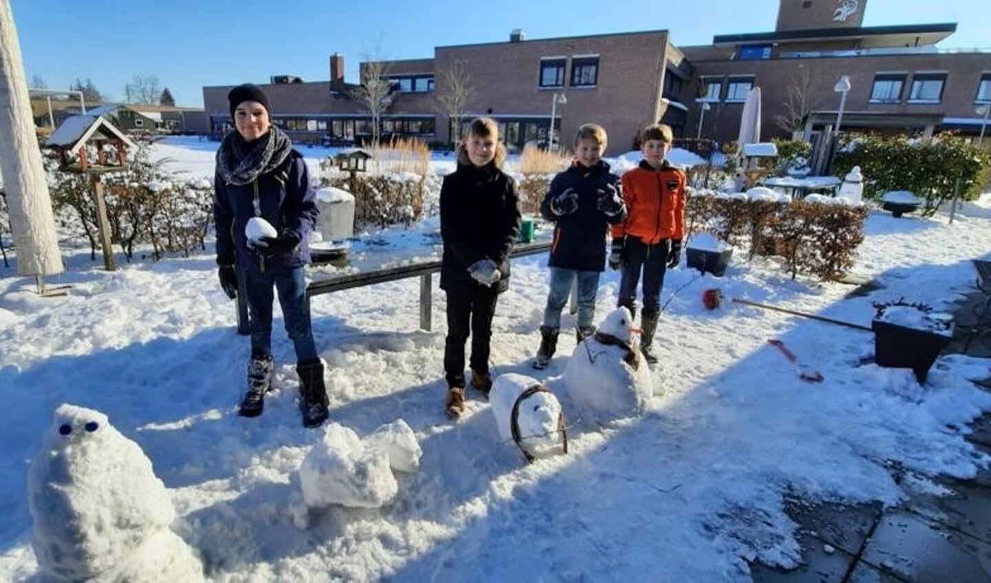 Kinderen van de Stegemanschool maken sneeuwpoppen voor de bewoners van de Pronsweide. Foto: PR Stegemanschool
